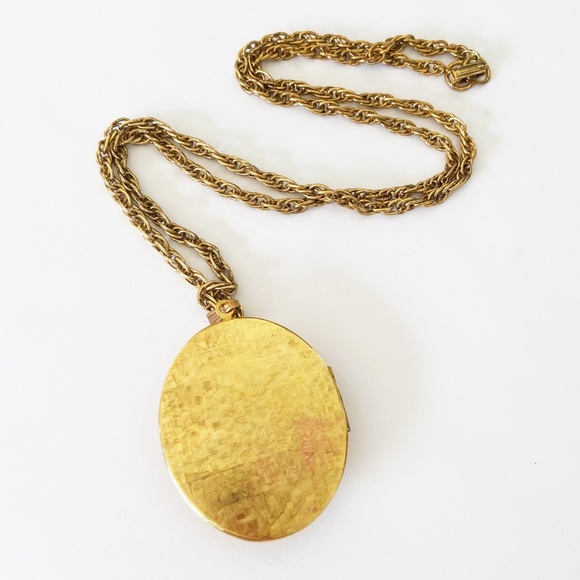 Vintage gold tone cameo portrait painting locket on 24” gold tone chain - Picture 3 of 7